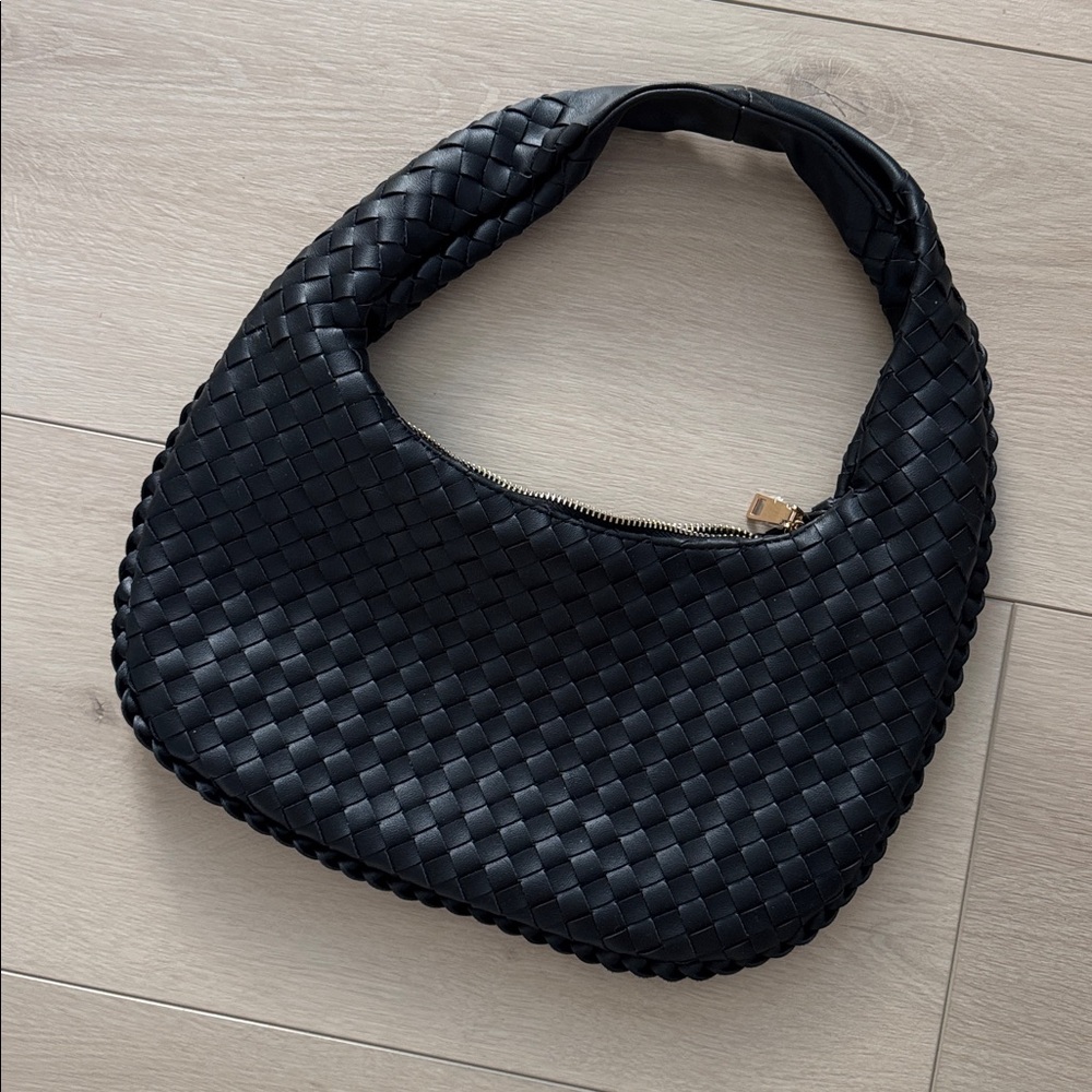 Urban Expressions Black and Gold Accent Bag